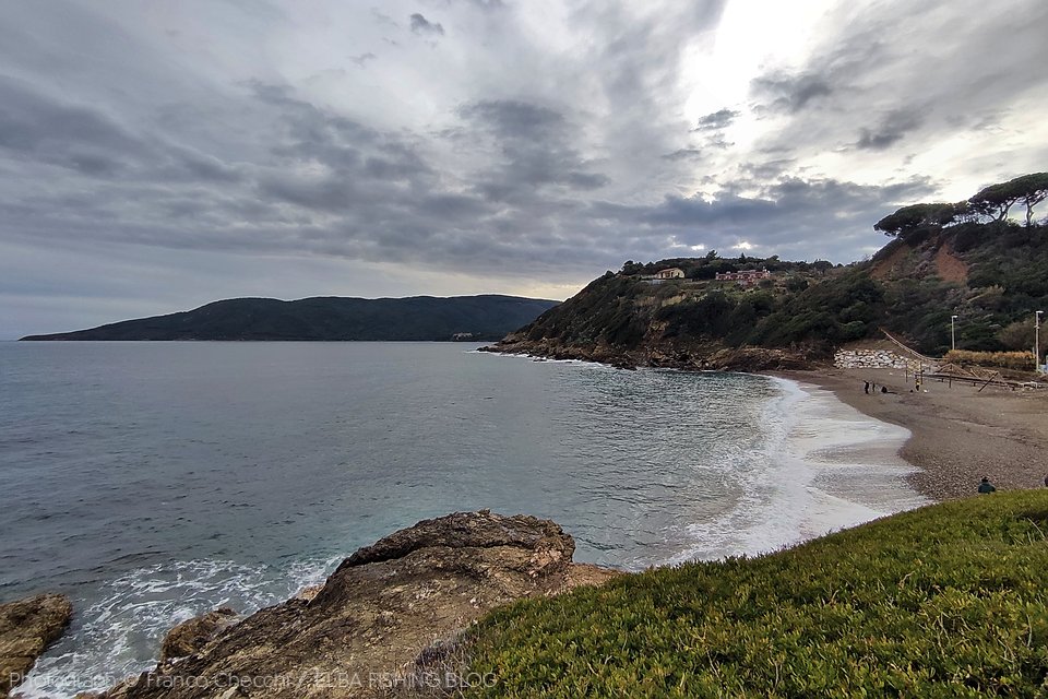 Bassa pressione in spiaggia e scogliera