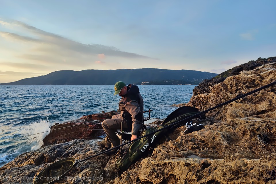 Pesca all'inglese dalla scogliera