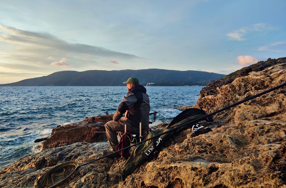 Pesca all'inglese dalla scogliera