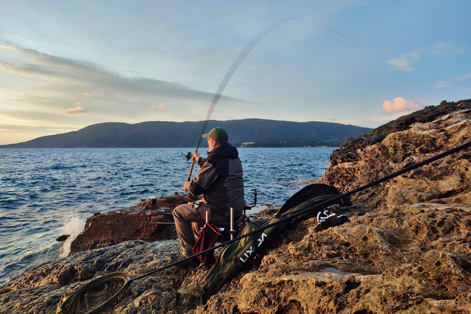 Pesca all'inglese dalla scogliera