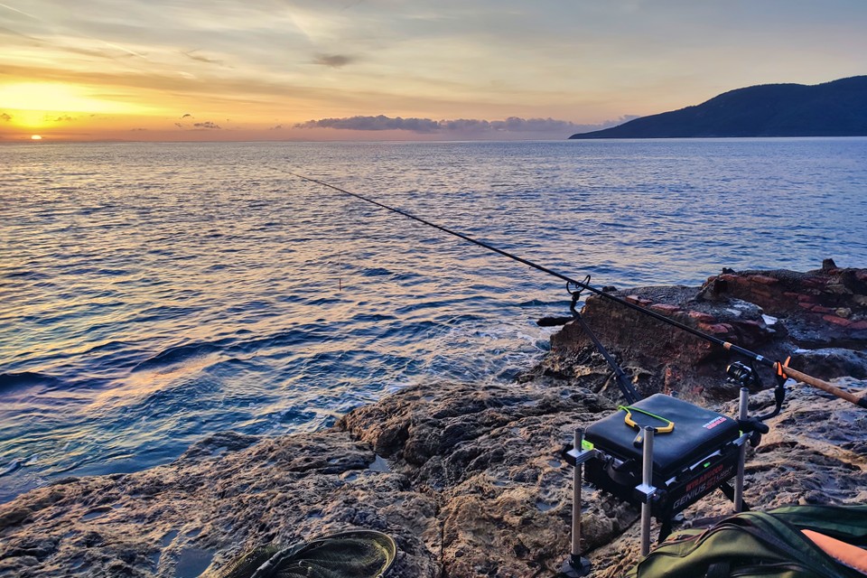 Paniere da pesca e postazione in scogliera